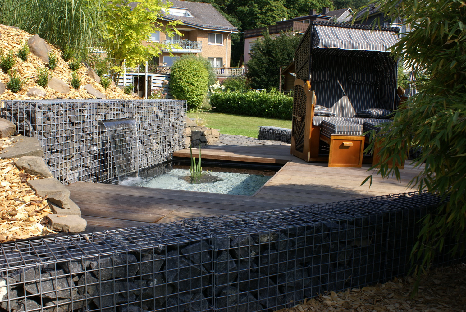 Gabionen mit Wasserfall