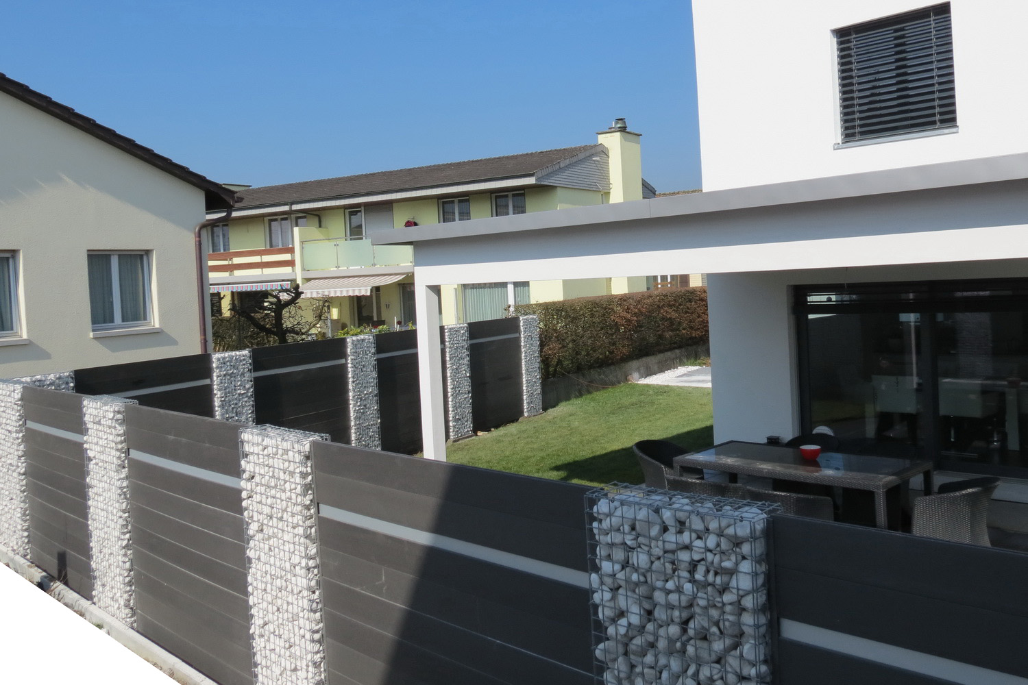 Gabionen mit WPC in die Schweiz