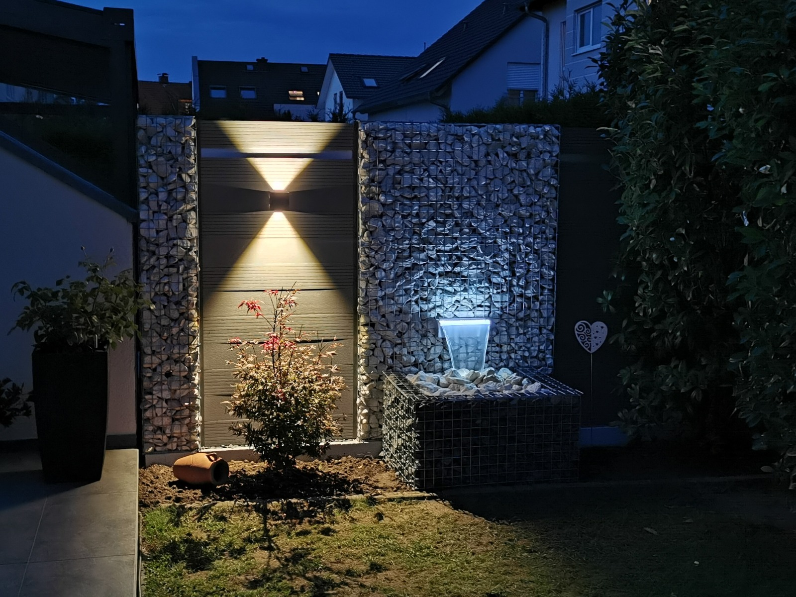 Gabionen mit WPC, Wasserfall un LED