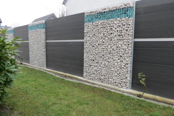 Sie können die Glasbrocken auch in Kombination mit Bruchsteinen verwenden und so Ihrem Garten schöne Details verleihen! Gabionen mit Bruchstein und Glas