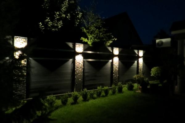 Wandlampen sind in einem modernen Garten unentbehrlich. Wandlampen verleihen dem Haus, dem Gartenzaun, den Gabionen oder dem Außenbereich den letzten Schliff Gabionenzaun mit wandlampen