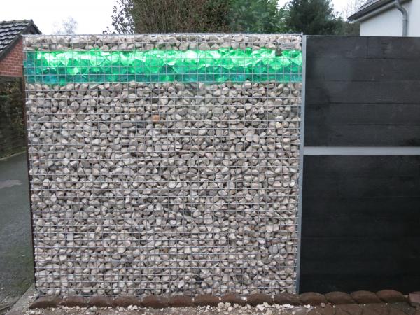 Gabionen mit Glasbrocken Gabionen mit Glasbrocken