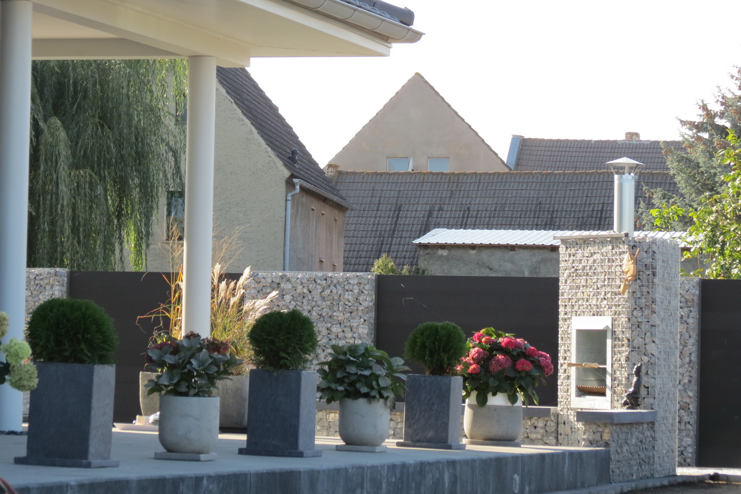 Gabionen als Sichtschutz und Stilelement im Garten
