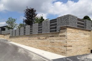 Komposit mit Gabionen – WPC-zaun mit Gabionen. Komposit mit Gabionen