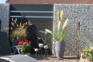 Komposit Sichtschutz Anthrazit mit Alu Streifen – WPC-zaun mit Gabionen. Komposit Sichtschutz Anthrazit mit Alu Streifen