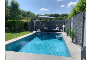 WPC-Sichtschutz mit Gabionen und Graublaue Alpensteine – Alpensteine. WPC-Sichtschutz mit Gabionen und Graublaue Alpensteine