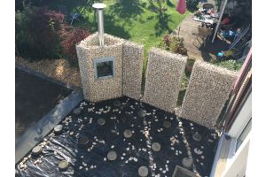 Gabionen Gartenkamin mit Yellow Sun Bruchstein – Gartenkamine