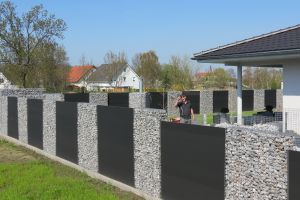 Komposit Sichtschutz – WPC-zaun mit Gabionen. Komposit Sichtschutz