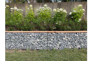 Gabionenbank mit Ice Blue – Ice Blue Bruchsteine. Gabionenbank mit Ice Blue