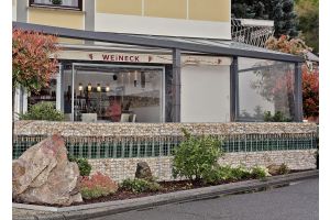 Gabionen mit Flaschen – Geschäftsanwendungen. Gabionen mit Flaschen