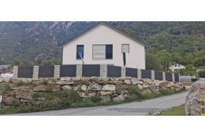 Gabionen mit Bruchstein und WPC-Sichtschutz – WPC-zaun mit Gabionen. Gabionen mit Bruchstein und WPC-Sichtschutz