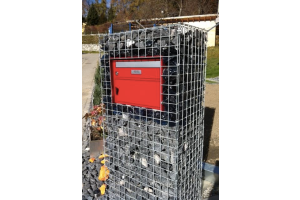 Gabionen mit Glasbrocken und Briefkasten – Glasbrocken. Gabionen mit Glasbrocken und Briefkasten