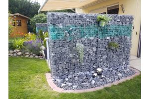 Gabionen mit Glasbrocken – Glasbrocken. Gabionen mit Glasbrocken