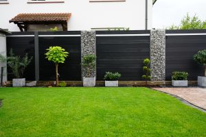 Gabionen mit Wpc – WPC-zaun mit Gabionen. Gabionen mit Wpc
