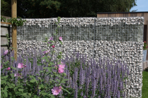 Gabionen mit Glasbrocken – Glasbrocken. Gabionen mit Glasbrocken