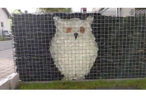 Gabionen mit Glasbrocken – Glasbrocken. Gabionen mit Glasbrocken