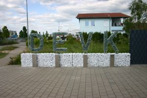 Gabionen Buchstaben mit Glasbrocken – Glasbrocken. Gabionen Buchstaben mit Glasbrocken