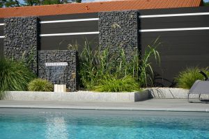 Gabionen mit Wasserfall – WPC-zaun mit Gabionen. Gabionen mit Wasserfall
