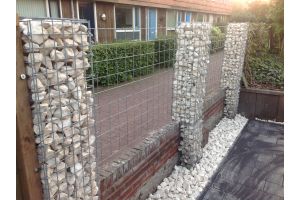 Gabionensäule mit Weissenbacher – Weissenbacher Zierkies. Gabionensäule mit Weissenbacher