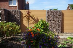 Komposit Sichtschutz – WPC-zaun mit Gabionen. Komposit Sichtschutz