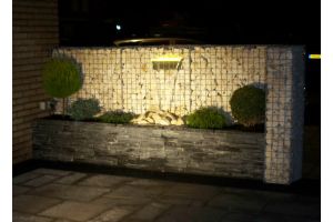 Gabionen mit Yellow Sun und Wasserfall mit LED – Yellow Sun Bruchstein Inspiration. Gabionen mit Yellow Sun und Wasserfall mit LED