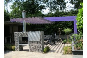 Gabionen Durchsichtkamin mit Windschutz – Gartenkamine