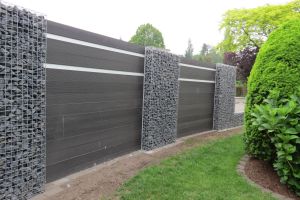 Komposit Sichtschutz – WPC-zaun mit Gabionen. Komposit Sichtschutz