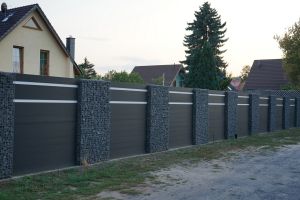 Komposit Sichtschutz Anthrazit – WPC-zaun mit Gabionen. Komposit Sichtschutz Anthrazit