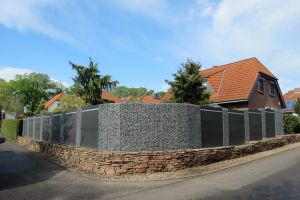 Gabionen mit Komposit – WPC-zaun mit Gabionen. Gabionen mit Komposit