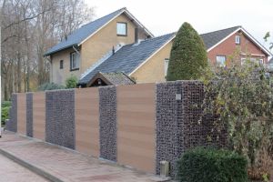 WPC Sichtschutz Braun – WPC-zaun mit Gabionen. WPC Sichtschutz Braun