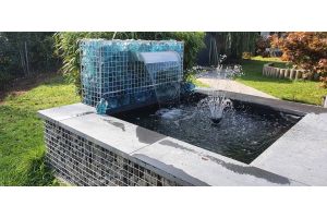 Gabionen Wasserfall mit Glasbrocken – Glasbrocken. Gabionen Wasserfall mit Glasbrocken