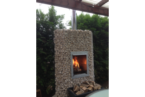 Gabionen Gartenkamin mit Yellow Sun Bruchstein – Gartenkamine