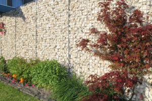 Gabionen mit Yellow Sun – Bruchsteine. Gabionen mit Yellow Sun