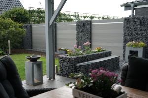 Gabionen mit Komposit – WPC-zaun mit Gabionen. Gabionen mit Komposit