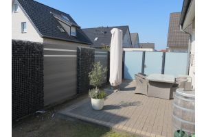 WPC-Sichtschutz – WPC-zaun mit Gabionen. WPC-Sichtschutz