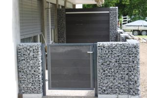 Komposit Sichtschutz Anthrazit Tür – WPC-zaun mit Gabionen. Komposit Sichtschutz Anthrazit Tür