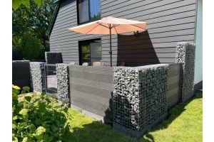 Gabionen WPC-Sichtschutz Gartentor – WPC-zaun mit Gabionen. Gabionen WPC-Sichtschutz Gartentor