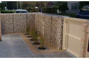 Gabionen mit Yellow Sun – Bruchsteine. Gabionen mit Yellow Sun