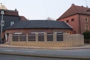 Komposit Sichtschutz – WPC-zaun mit Gabionen. Komposit Sichtschutz