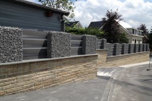 WPC mit Gabionen – WPC-zaun mit Gabionen. WPC mit Gabionen