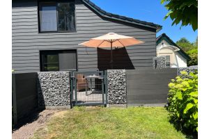 Gabionen Komposit-Sichtschutz Gartentor – WPC-zaun mit Gabionen. Gabionen Komposit-Sichtschutz Gartentor