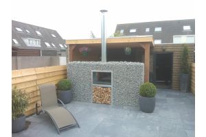 Gabionen Durchsichtkamin auf Tischhöhe – Gartenkamine