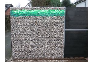 Gabionen mit Glasbrocken – Glasbrocken. Gabionen mit Glasbrocken