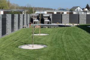 Gabionen mit Komposit – WPC-zaun mit Gabionen. Gabionen mit Komposit