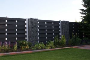 WPC Sichtschutzzaun mit Gabionen – Gabionen-Säulen