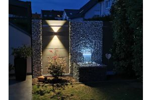 Sichtschutz Neu bei Nacht – WPC-zaun mit Gabionen. Sichtschutz Neu bei Nacht