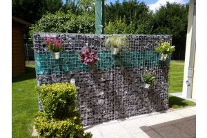 Gabionen mit Glasbrocken – Glasbrocken. Gabionen mit Glasbrocken