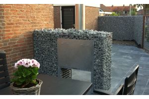 Gabionen Gartenkamin mit Windschutz – Gartenkamine