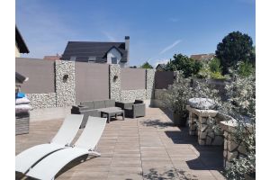 WPC-Sichtschutz mit Gabionen in Frankreich – WPC-zaun mit Gabionen. WPC-Sichtschutz mit Gabionen in Frankreich