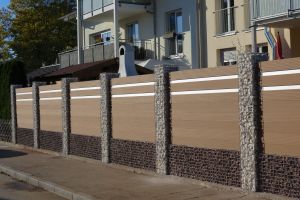 WPC Sichtschutz – WPC-zaun mit Gabionen. WPC Sichtschutz